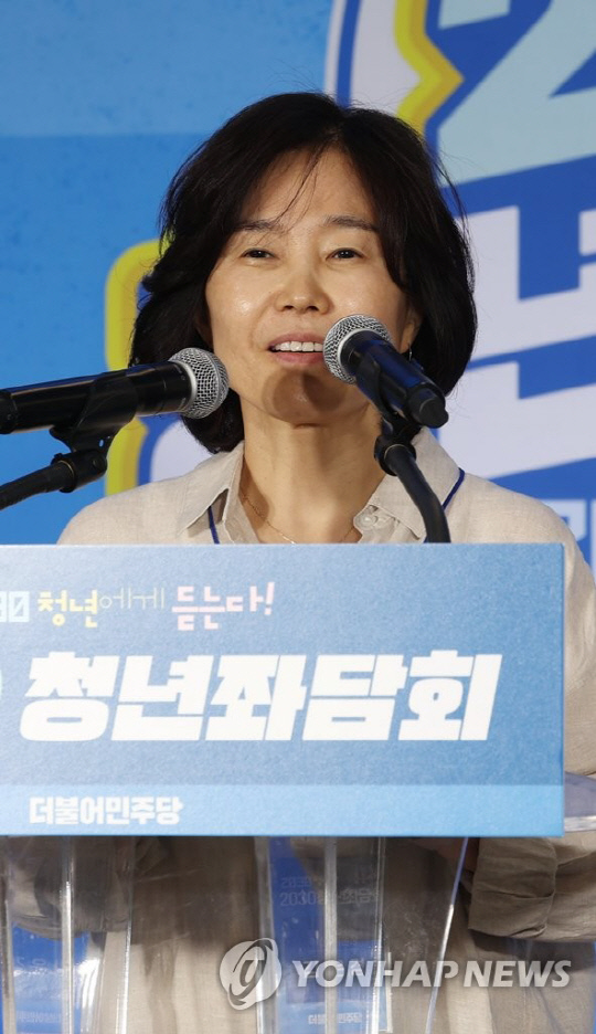 김은경 더불어민주당 혁신위원장이 30일 성동구의 한 카페에서 열린 2030 청년좌담회에서 인사말을 하고 있다.<연합뉴스>